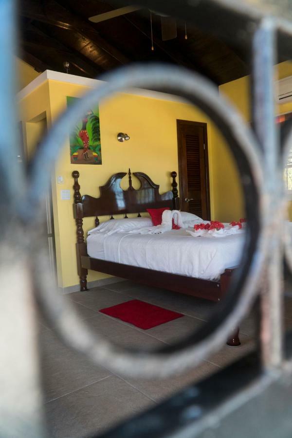 The White Horse Inn - Hopkins Village Beach Belize Екстер'єр фото