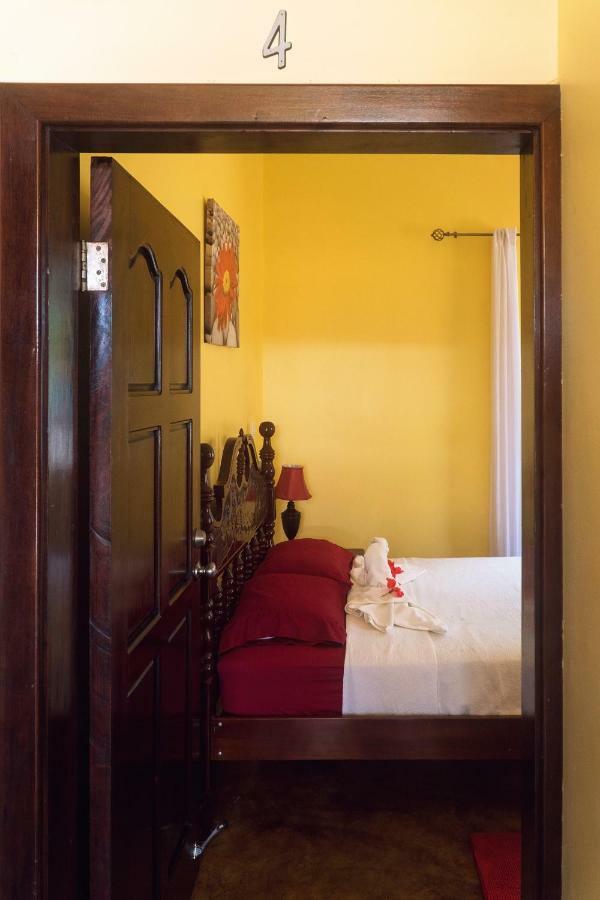 The White Horse Inn - Hopkins Village Beach Belize Екстер'єр фото